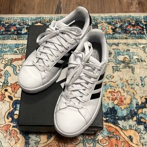Women’s Adidas Grand Court Tennis Shoe, Size 8, Shoes are in pre-owned condition